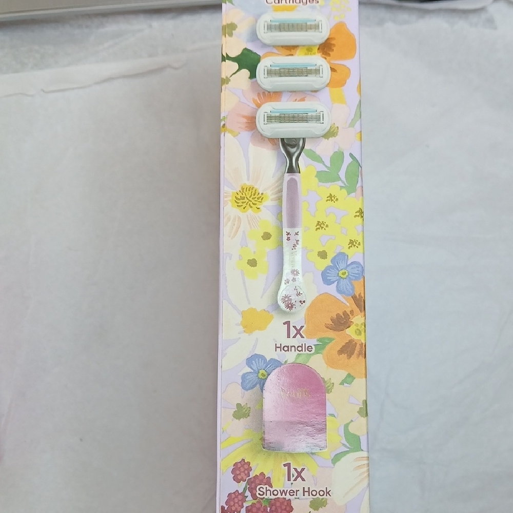 Gillette Venus Razor and Extra Cartridge Set - Picture 2 of 9